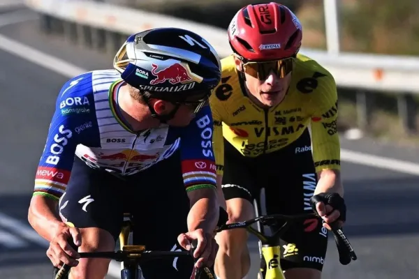 Remco Evenepoel (Red Bull - BORA - hansgrohe) y Jonas Vingegaard (Visma - Lease a Bike) en la tercera etapa de la Volta a Catalunya 2026