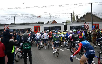 Polémica en el Tour de Flandes por un paso a nivel