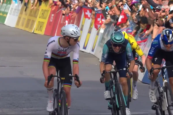 Pogacar mira aLipowitz en Romandía