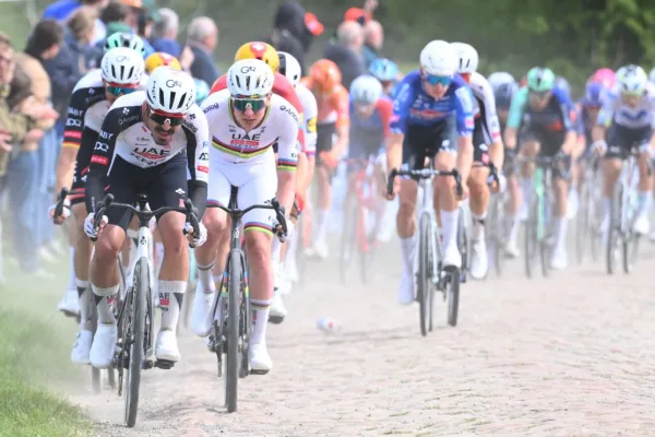 Tadej Pogacar (UAE Team Emirates) y su compañero de equipo, Antonio Morgado en París-Roubaix 2026