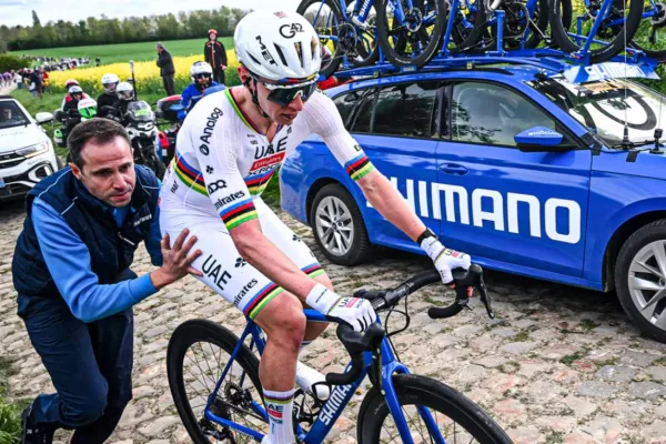 Tadej Pogacar (UAE Team Emirates) al tomar la bicicleta Shimano en París Roubaix 2026