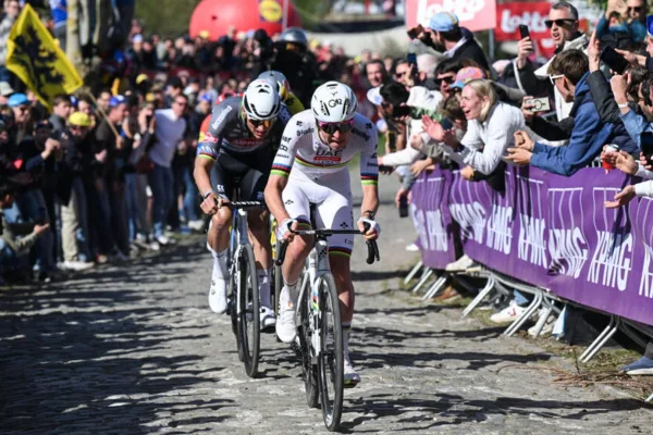 Tadej Pogacar y Mathieu van der Poel en el Tour de Flandes 2025
