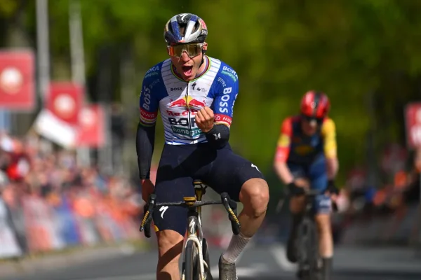 Remco Evenepoel (Red Bull - BORA) gana la Amstel Gold Race 2026
