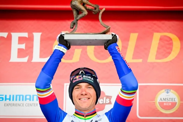 Remco Evenepoel (Red Bull - BORA hansgrohe) con el trofeo de la Amstel Gold Race 2026