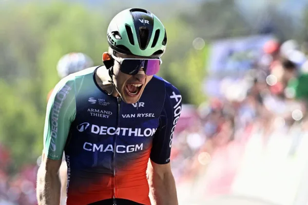 Paul Seixas (Decathlon CMA CGM) al ganar Flecha Valona 2026