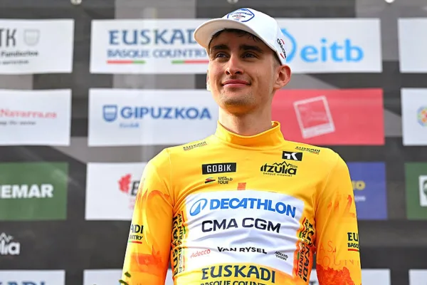 Paul Seixas (Decathlon CMA CGM) en el podio tras ganar la segunda etapa de Itzulia 2026