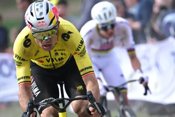 Wout van Aert (Visma - Lease a Bike) y Tadej Pogacar (UAE) en París Roubaix 2026