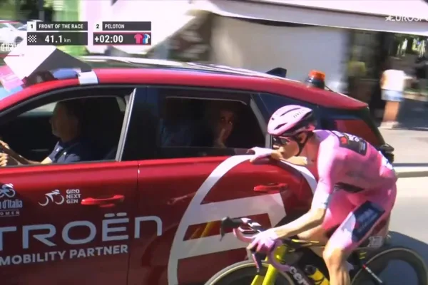 Jonas Vingegaard (Visma - Lease a Bike) dialogando con el coche de carrera en la etapa 15 del Giro d´Italia