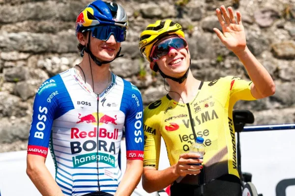 Giulio Pellizzari (Red Bull - Bora) y Davide Piganzoli (Visma - Lease a Bike) en la etapa 19 del Giro d´Italia 2026