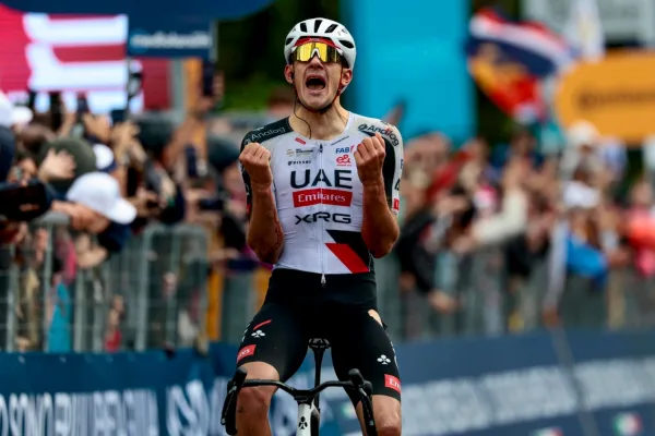 Igor Arrieta (UAE) gana la quinta etapa del Giro d´Italia 2026. (Cor Vos)