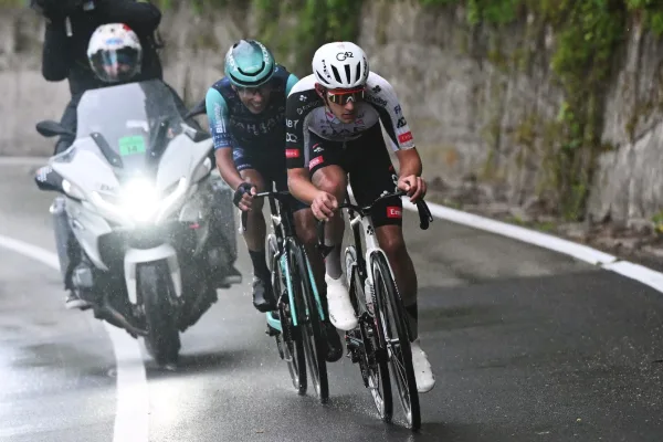 Afonso Eulalio (Bahrain Victorious) e Igor Arrieta (UAE) en la etapa 5 del Giro d´Italia 2026