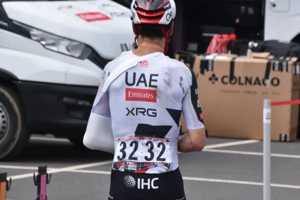 Filippo Baroncini (UAE Team Emirates) se retira lesionado de Tro-Bro León 2026