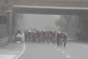 Resumen y resultados de la Etapa 5 del Giro de Italia 2026: Arrieta sobrevive al caos, Eulalio se viste de rosa y el asfalto sacude la carrera