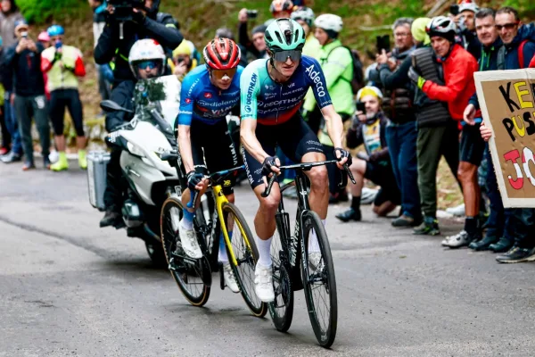 Felix Gall (Decathlon CMA CGM) y Jonas Vingegaard (Visma - Lease a BIke) al ataque en la etapa 9 del Giro d´Italia 2026