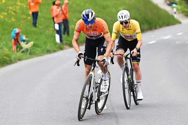 Florian Lipowitz (Red Bull - BORA) y Tadej Pogacar (UAE Team Emirates) en la etapa 5 del Tour de Romandía 2026