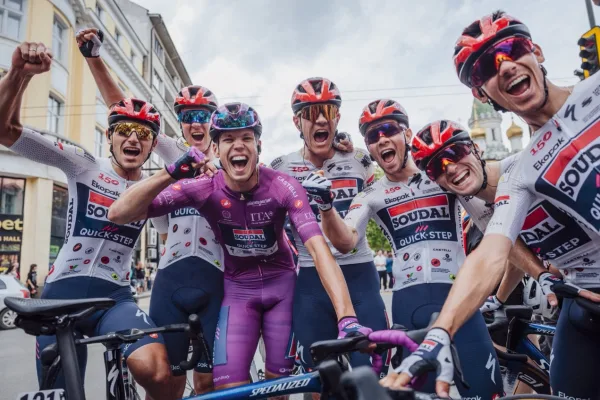 Paul Magnier y el resto de Soudal - QuickStep festejan la victoria en la tercera etapa del Giro d´Italia