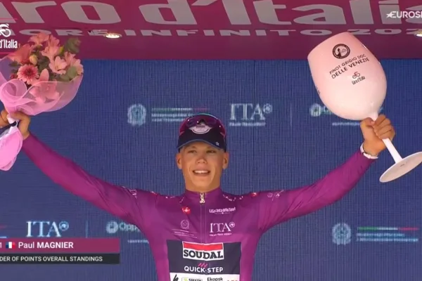 Paul Magnier (Soudal Quick-Step) con la malla ciclamino.