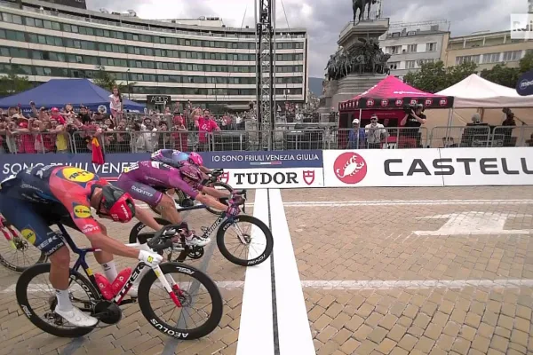 El sprint de la tercera etapa del Giro d´Italia 2026 entre Dylan Groenewegen, Jonathan Milan y Paul Magnier