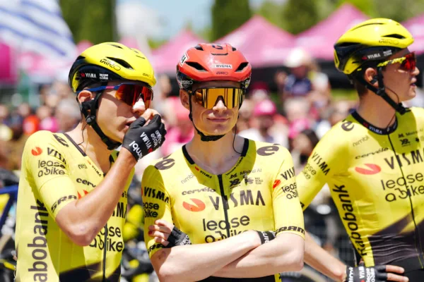 Davide Piganzoli, Jonas Vingegaard y Sepp Kuss (Visma - Lease a Bike) en el Giro d´Italia 2026