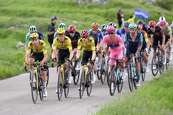 Davide Piganzoli (Visma - Lease a Bike) tira del grupo en el Blockhaus durante la etapa 7 del Giro d´Italia 2026