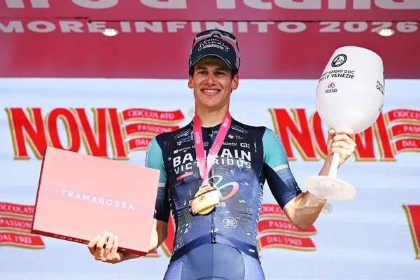 Alec Segaert (Bahrain - Victorious) en el podio tras ganar la etapa 12 del Giro d´Italia 2026