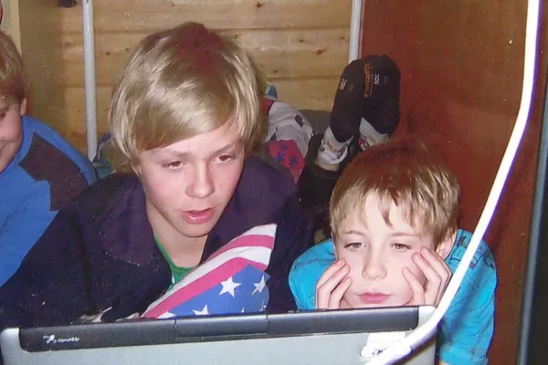 Michael Valgren y Jonas Vingegaard en uno delos campos de entrenamientos en el club Thy. Valgreen le mostraba a Vingegaard el videojuego Pro Cycling Manager 2007, jugando com