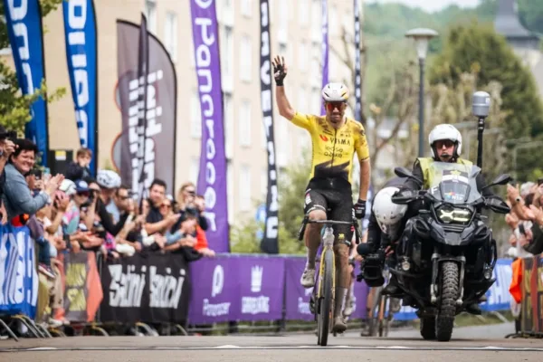 Wout van Aert (Visma - Lease a Bike) gana la Marly Grav Race 2026
