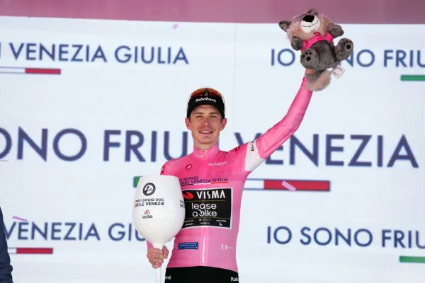 Jonas Vingegaard (Visma - Lease a Bike) porta por primera vez en su carrera la malla rosa tras la etapa 14 del Giro d´Italia 2026