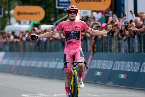 Jonas Vingegaard (Visma - Lease a Bike) gana la etapa 20 del Giro d´Italia 2026