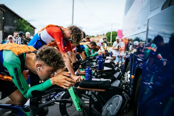 Paul Seixas y Daan Hoole (Decathlon CMA CGM) en la contrarreloj por equipos de la etapa 3 del Tour Auvergne Rhone Alpes