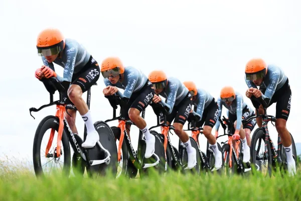 Netcompany INEOS en la contrarreloj por equipos de la etapa 3 del Tour Auvergne Rhone Alpes 2026