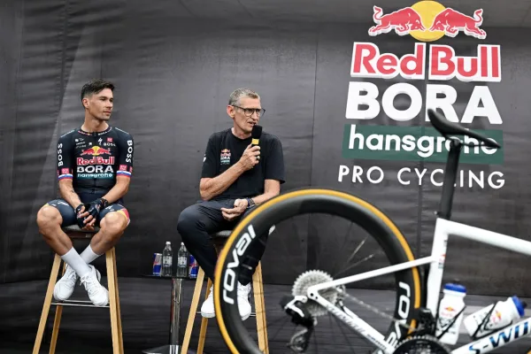 El ex director deportivo de Red Bull BORA, Rolf Aldag con Primoz Roglic