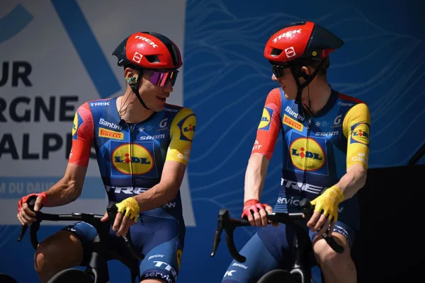 Juan Ayuso y Mattias Skjelmose (Lidl-Trek) en el Tour Auvergne-Rhone-Alpes 2026