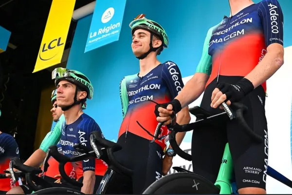 Léo Bisiaux y Paul Seixas en la presentación previa a la etapa 5 del Tour Auvergne Rhone Alpes 2026