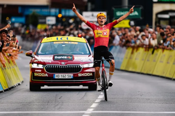 Anthon Charmig (Uno-X) gana la etapa 2 del Tour Auvergne Rhone Alpes 2026