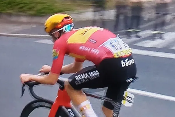 La posición de Anthon Charmig (UNO-X) en la bicicleta que le valió una tarjeta amarilla tras la etapa 2 del Tour Aurvergne Rhone Alpes 2026