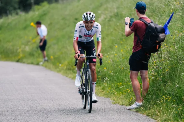 Isaac del Toro (UAE) en la etapa 7 del Tour Auvergne Rhone Alpes 2026