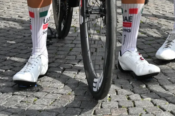Isaac del Toro (UAE) prueba dos modelos diferentes de zapatillas en Tirreno - Adriático 2026