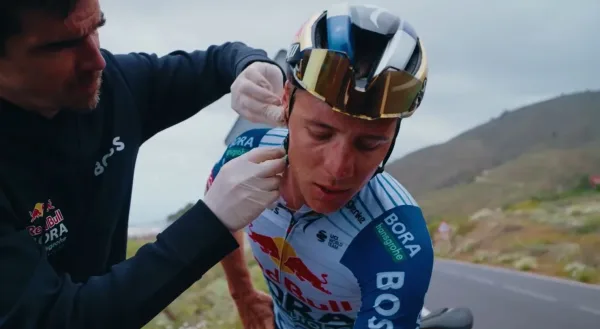 Dan Lorang, ex entrenador de Remco Evenepoel (Red Bull - BORA) le realiza una prueba de lactato en su campo de altitud de Teide de 2026
