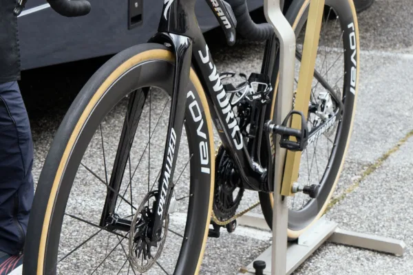 Una bicicleta con el sticker de Remco Evenepoel apareció en el paddock del Tour Auvergne-Rhone-Alpes