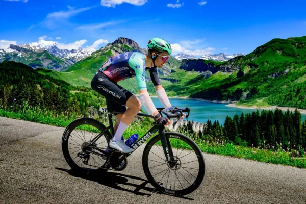 Paul Seixas (Decathlon CMA CGM) antes de abandonar en la etapa 8 del Tour Auvergne Rhone Alpes 2026