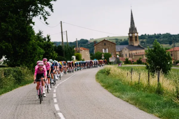 El pelotón en la etapa 3 del Tour Auvergne Rhone Alpes
