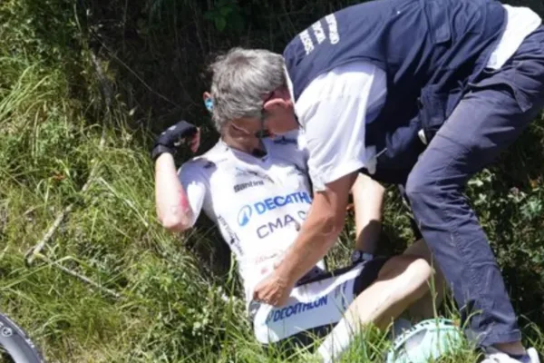 Paul Seixas (Decathlon CMA CGM) se cae en la etapa 7 del Tour Auvergne Rhone Alpes 2026