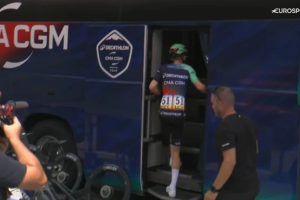 Paul Seixas (Decathlon CMA CGM) se dirige rápidamente al autobus tras finalizar la etapa 1 del Tour Auvergne Rhone Alpes 2026