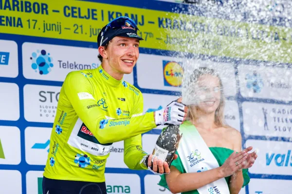 Florian Lipowitz (Red Bull - BORA) con la camiseta de líder en el Tour de Eslovenia 2026