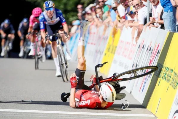 La caída de Liam Slock (Lotto - Intermarché) al celebrar en meta en el GP Gippingen 2026