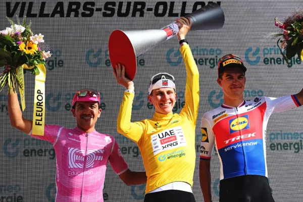 Tadej Pogacar (UAE), Richard Carapaz (EF) y Mathias Vacek (Lidl-Trek), el podio del Tour de Suiza 2026