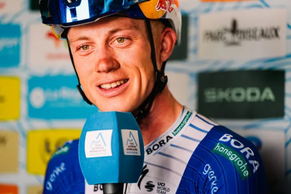 Maxim Van Gils (Red Bull - BORA) habla a la prensa tras su victoria en la etapa 6 del Tour Auvergne Rhone Alpes 2026