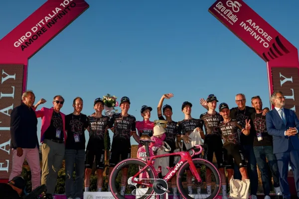 Visma - Lease a Bike en el podio del Giro d´Italia 2026 tras ganar la clasificación por equipos (además de la general con Jonas Vingegard)