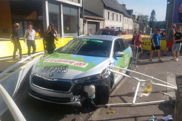 El auto que chocó contra las barreras en la etapa 9 del Tour de France